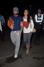 Saif Ali Khan,Kareena Kapoor snapped at the airport in Mumbai on 12th Aug 2012 (8).JPG